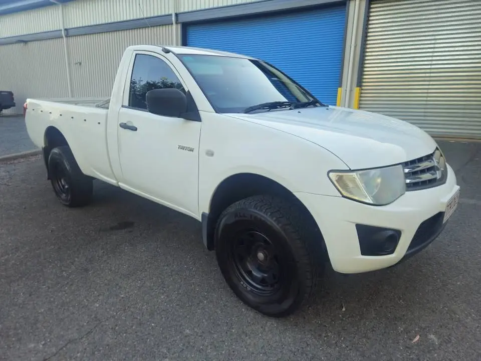19-06-2026-2011-mitsubishi-triton-glx-highrider-4x2-002.webp
