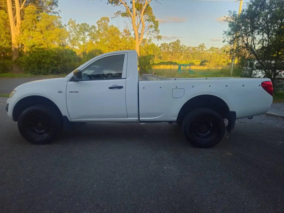 19-06-2026-2011-mitsubishi-triton-glx-highrider-4x2-006.webp