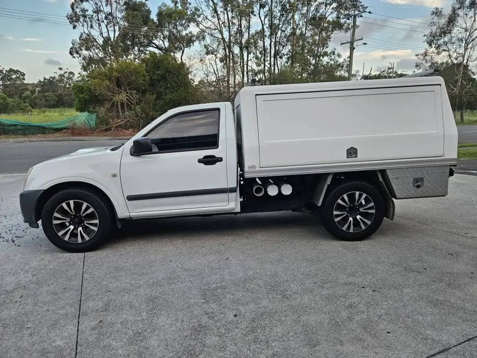 23-06-2026-isuzu-dmaz-traytop-004.webp