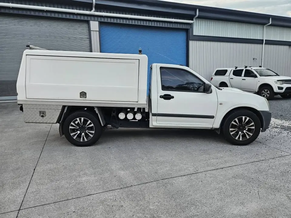 23-06-2026-isuzu-dmaz-traytop-007.webp